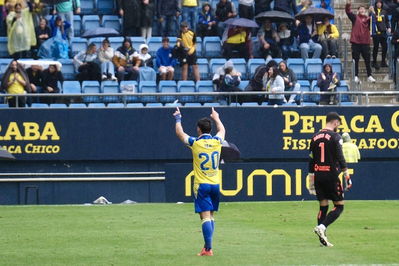 Fotos: el Cádiz da a su afición la primera alegría en casa en la jornada 12