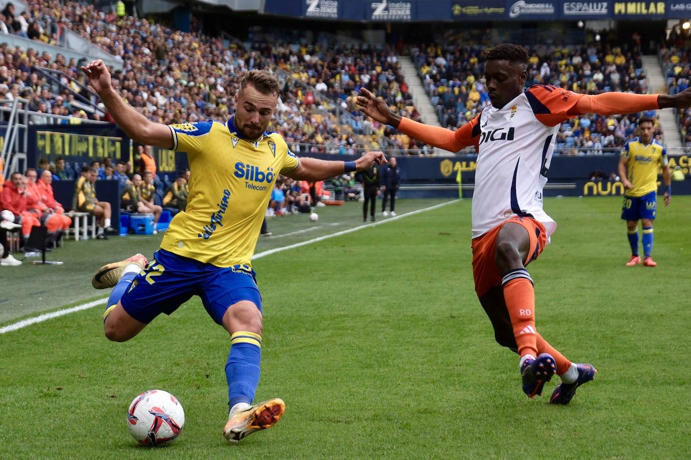 Fotos: el Cádiz da a su afición la primera alegría en casa en la jornada 12