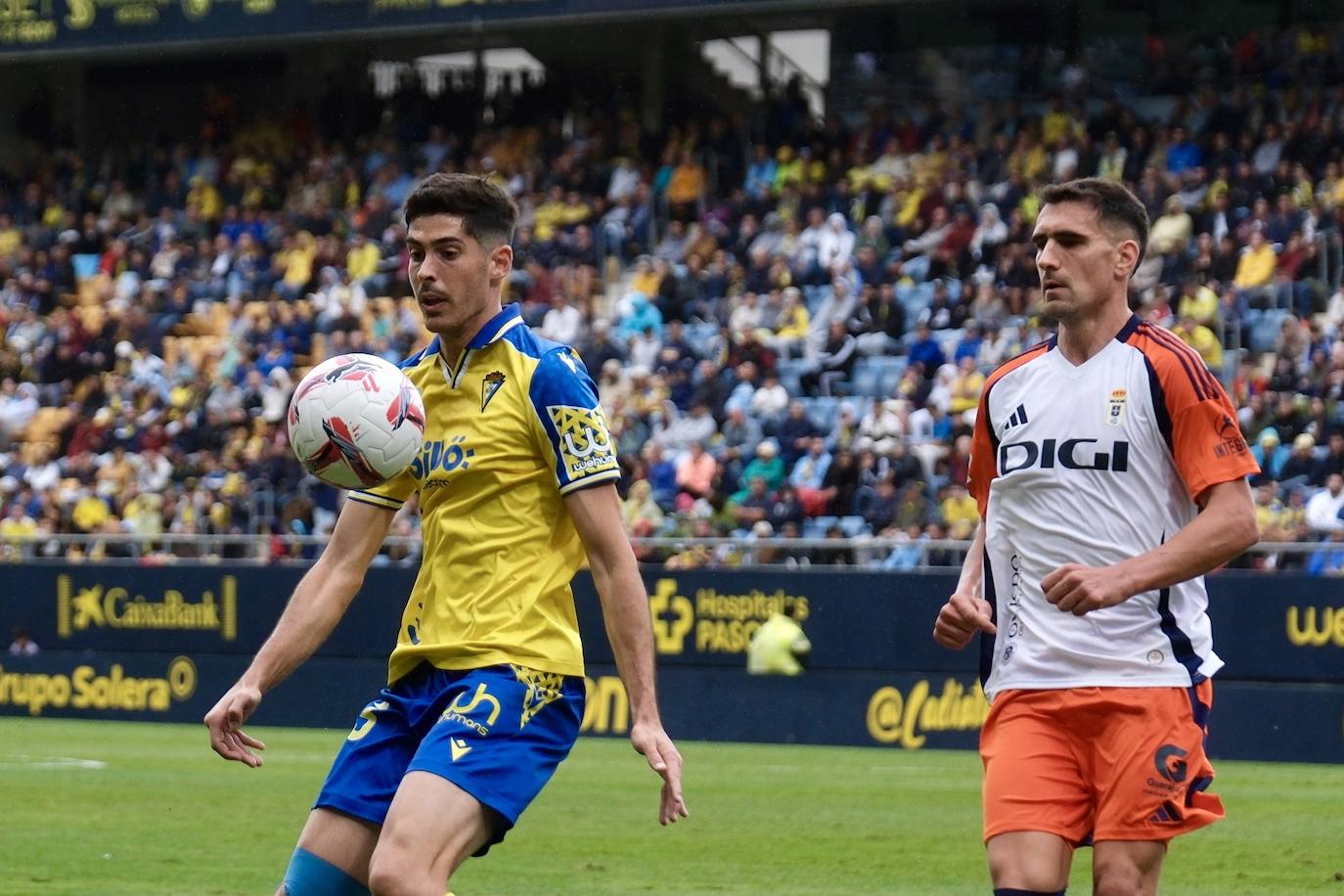 Fotos: el Cádiz da a su afición la primera alegría en casa en la jornada 12