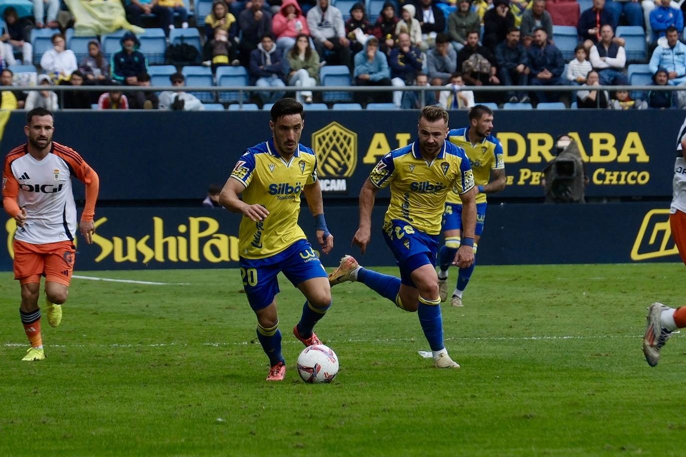 Fotos: el Cádiz da a su afición la primera alegría en casa en la jornada 12