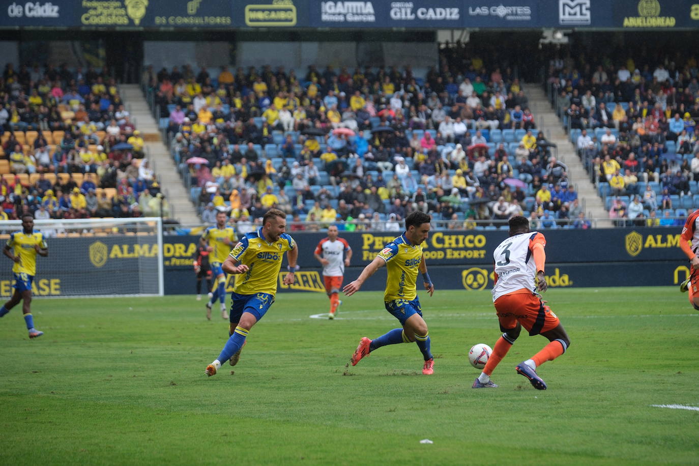 Fotos: el Cádiz da a su afición la primera alegría en casa en la jornada 12