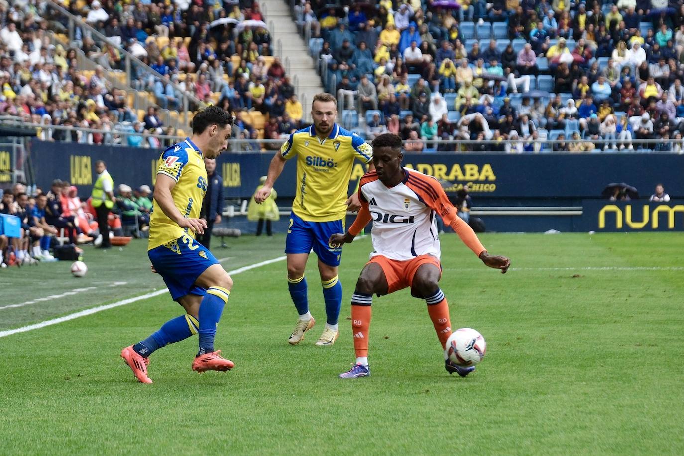 Fotos: el Cádiz da a su afición la primera alegría en casa en la jornada 12