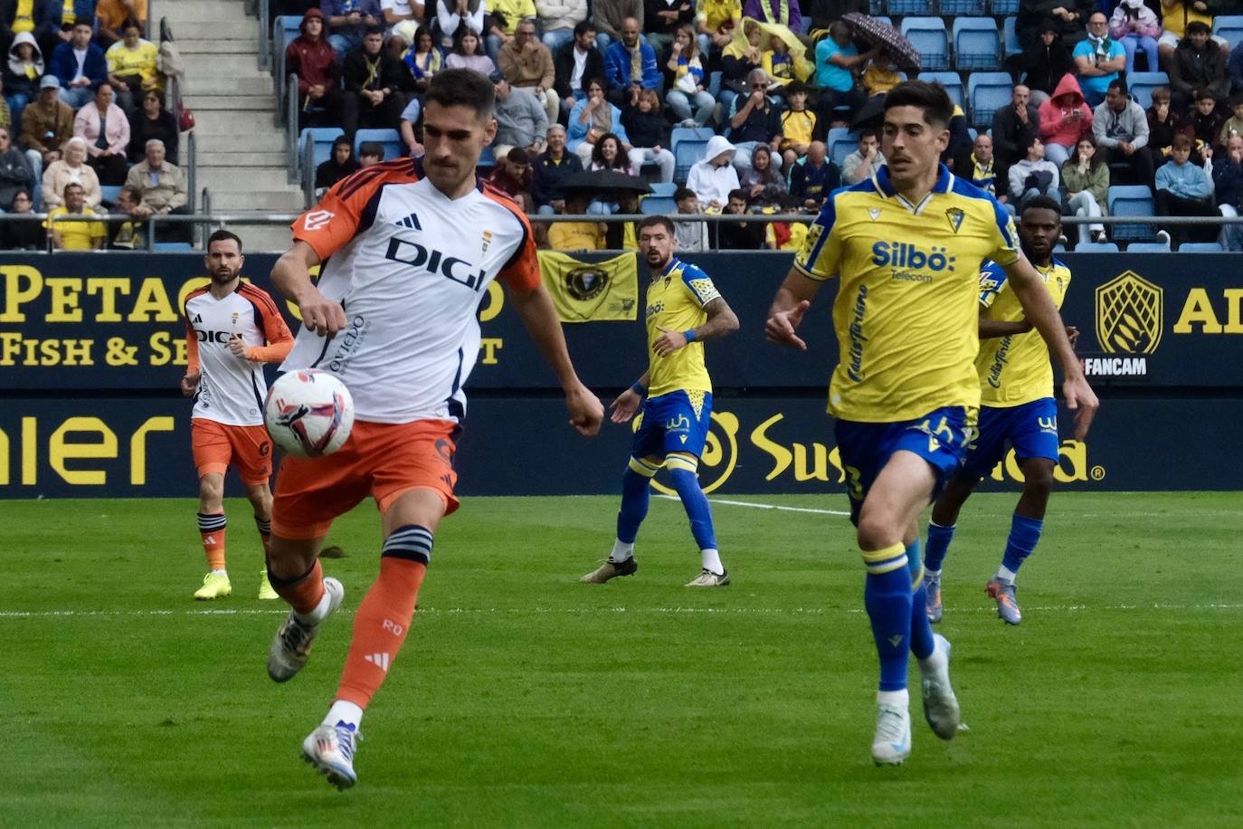 Fotos: el Cádiz da a su afición la primera alegría en casa en la jornada 12