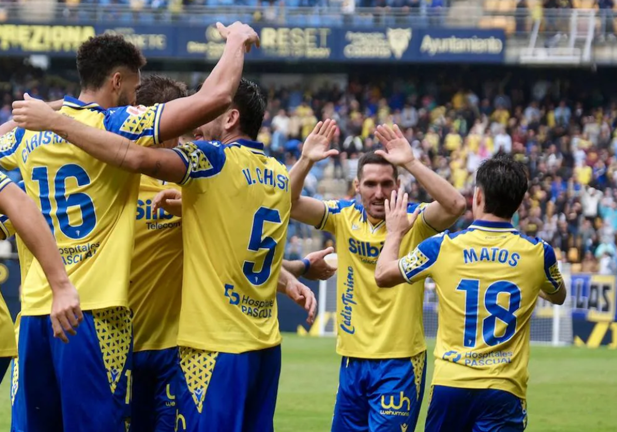 Los futbolistas del Cádiz celebran el tanto de Chris Ramos