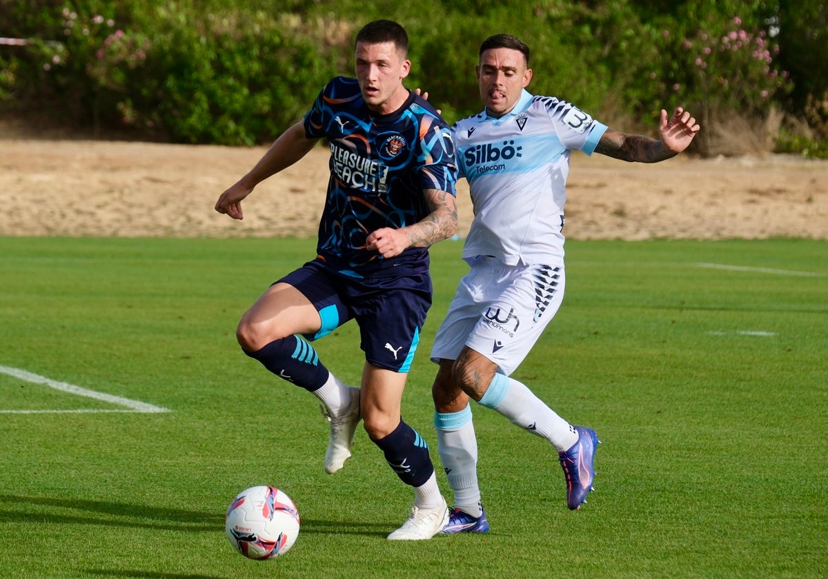 Roger Martí entra por segunda vez consecutiva en la convocatoria del Cádiz CF.