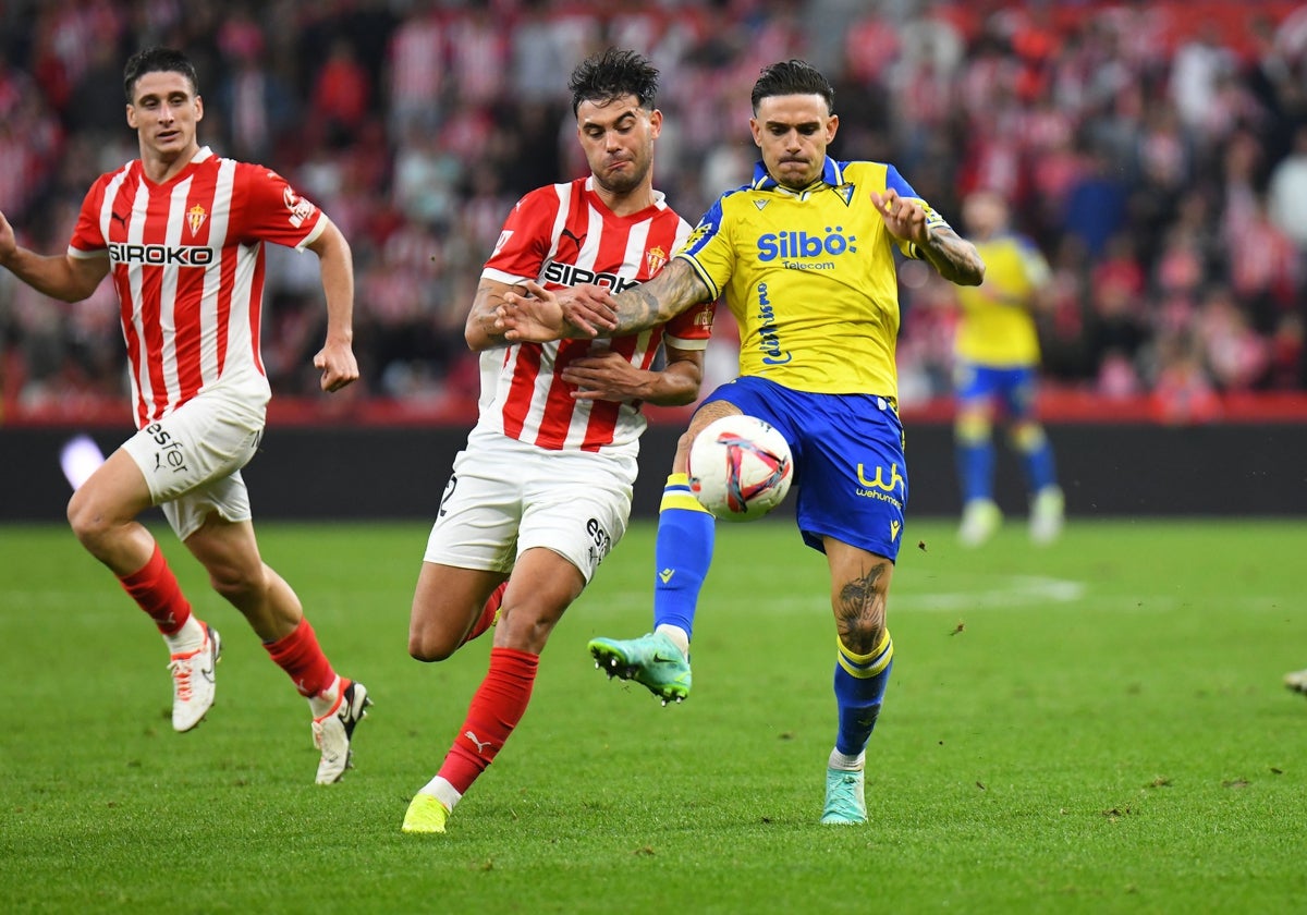 Roger Martí, durante el Sporting - Cádiz