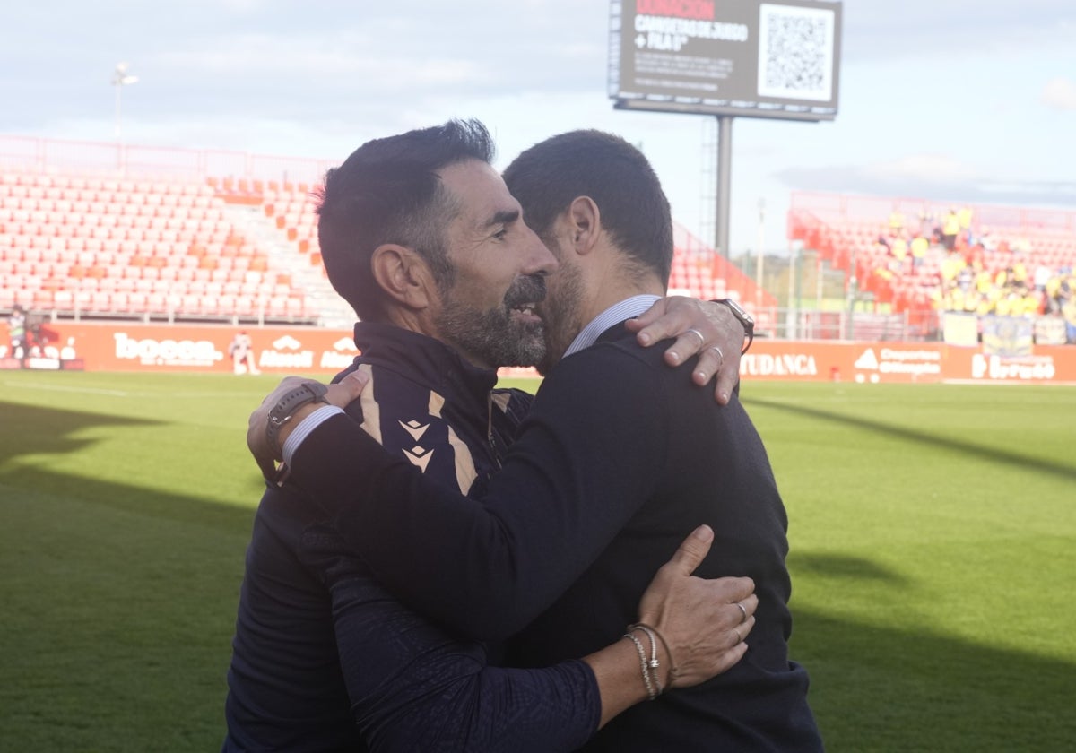 El técnico italiano del Mirandés abraza a Toni López, hermano de Paco