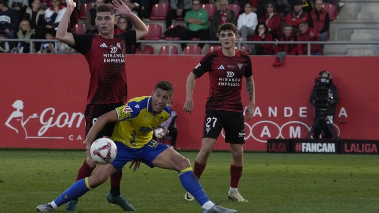 El Cádiz CF empató ante el Mirandés en Anduva (2-2).