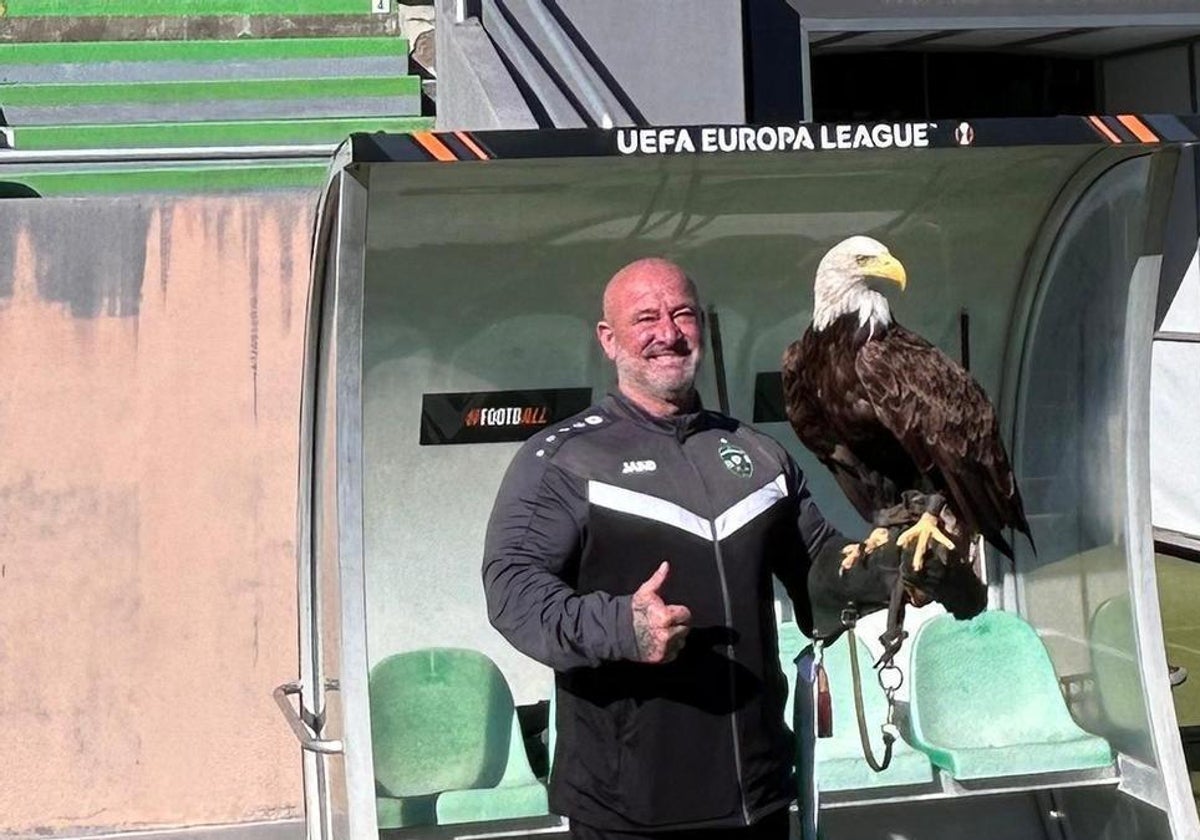 Víctor, con el águila americana Fortuna..