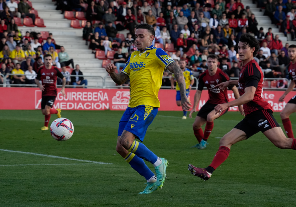 Roger Martí, durante el Mirandés - Cádiz