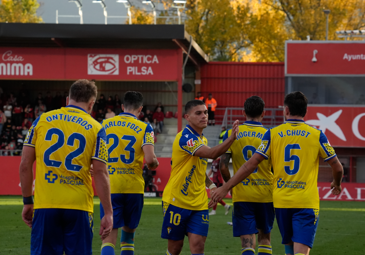 Los jugadores del Cádiz celebran uno de los tantos