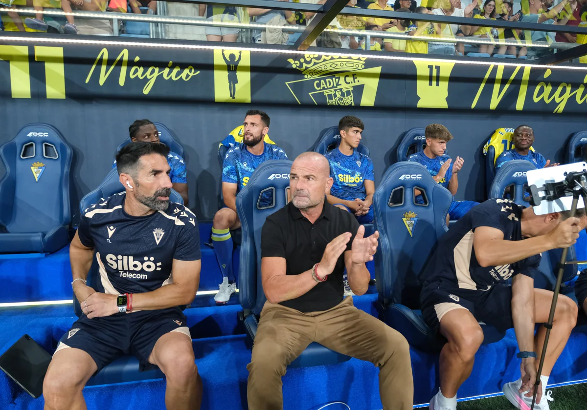 Toni López, con su hermano Paco, en el banquillo de Carranza