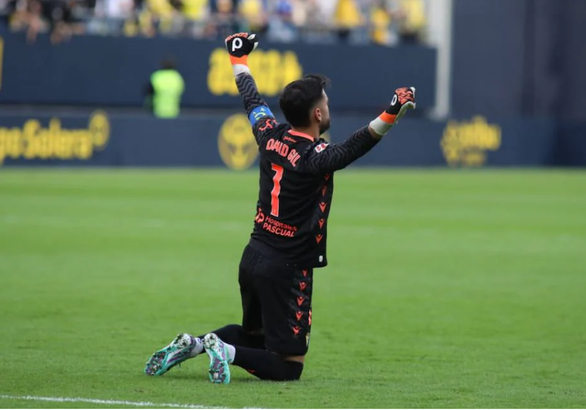 David Gil, de rodillas, celebra uno de los tantos del Cádiz CF