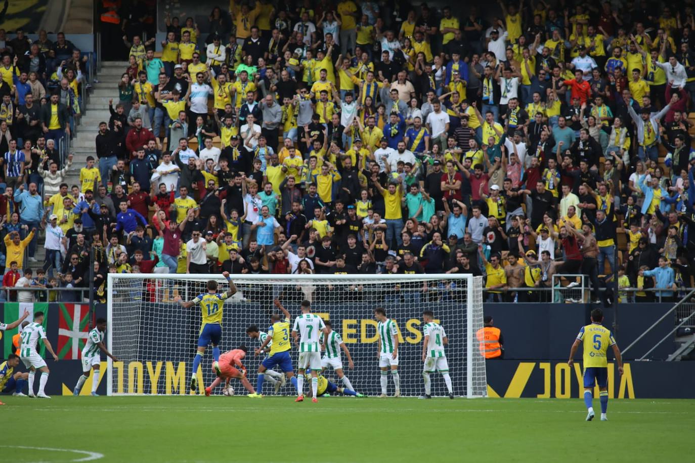 Fotos: El Cádiz se lleva el derbi andaluz ante el Córdoba