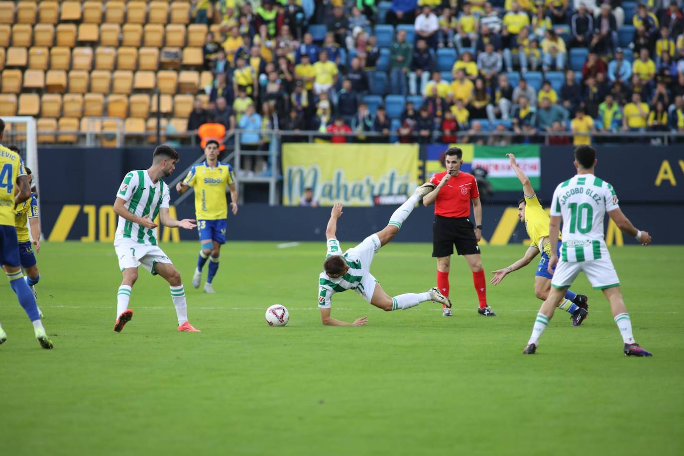 Fotos: El Cádiz se lleva el derbi andaluz ante el Córdoba
