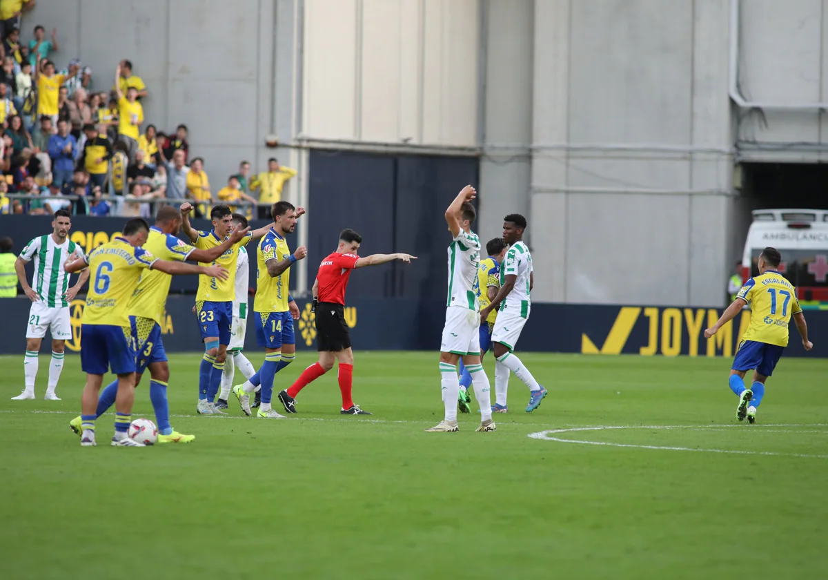 El colegiado señala penalti a favor del Cádiz