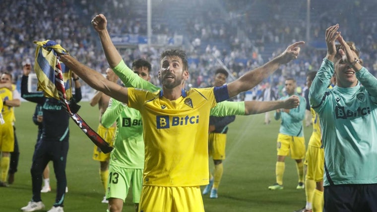 José Mari celebra la permanencia del Cádiz CF en Primera cosechada en Mendizorroza.