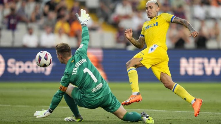 Roger Martí frente a Ter Stegen en un Barça - Cádiz.