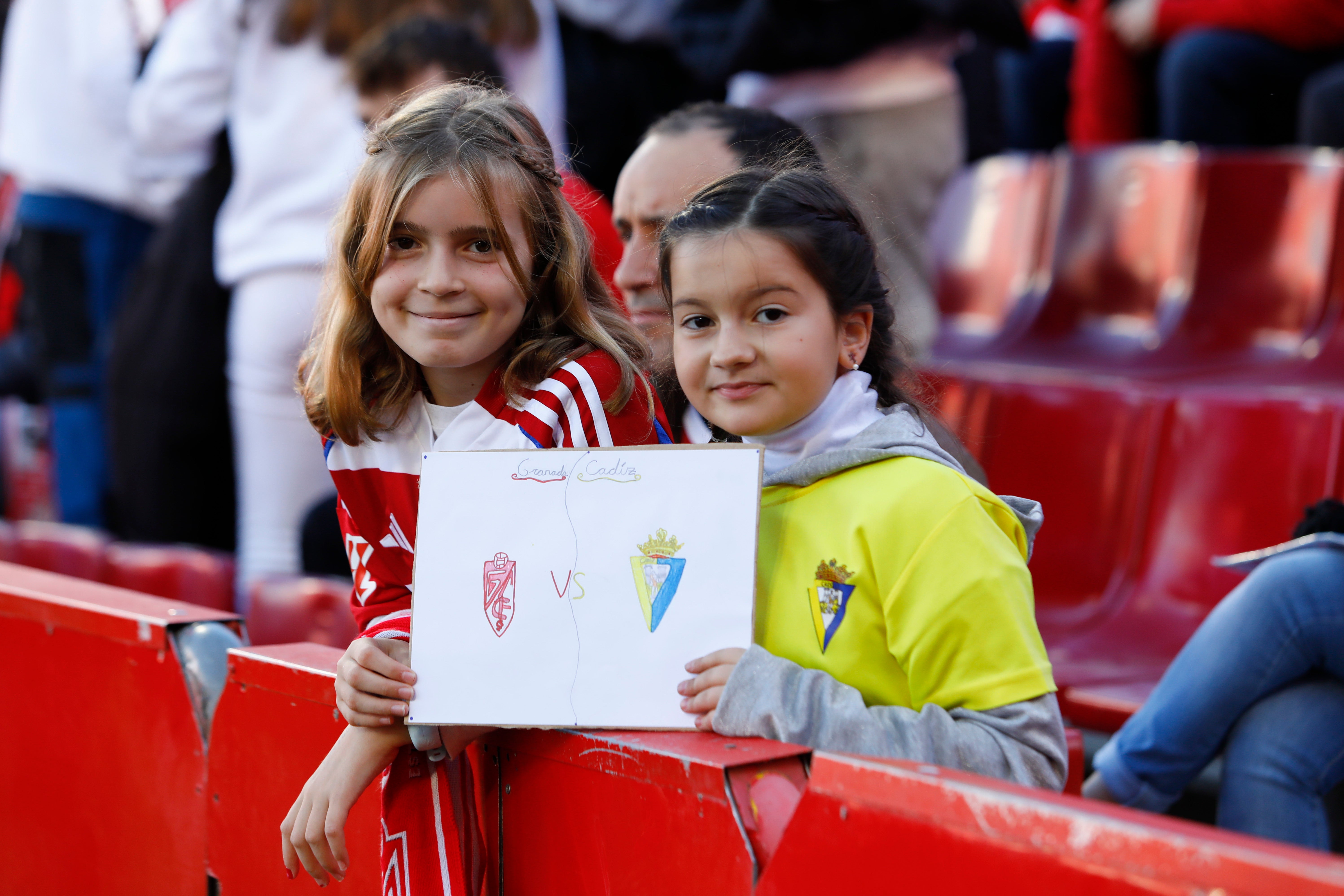 Fotos: El Cádiz no puede ganar en Granada, pero no pierde