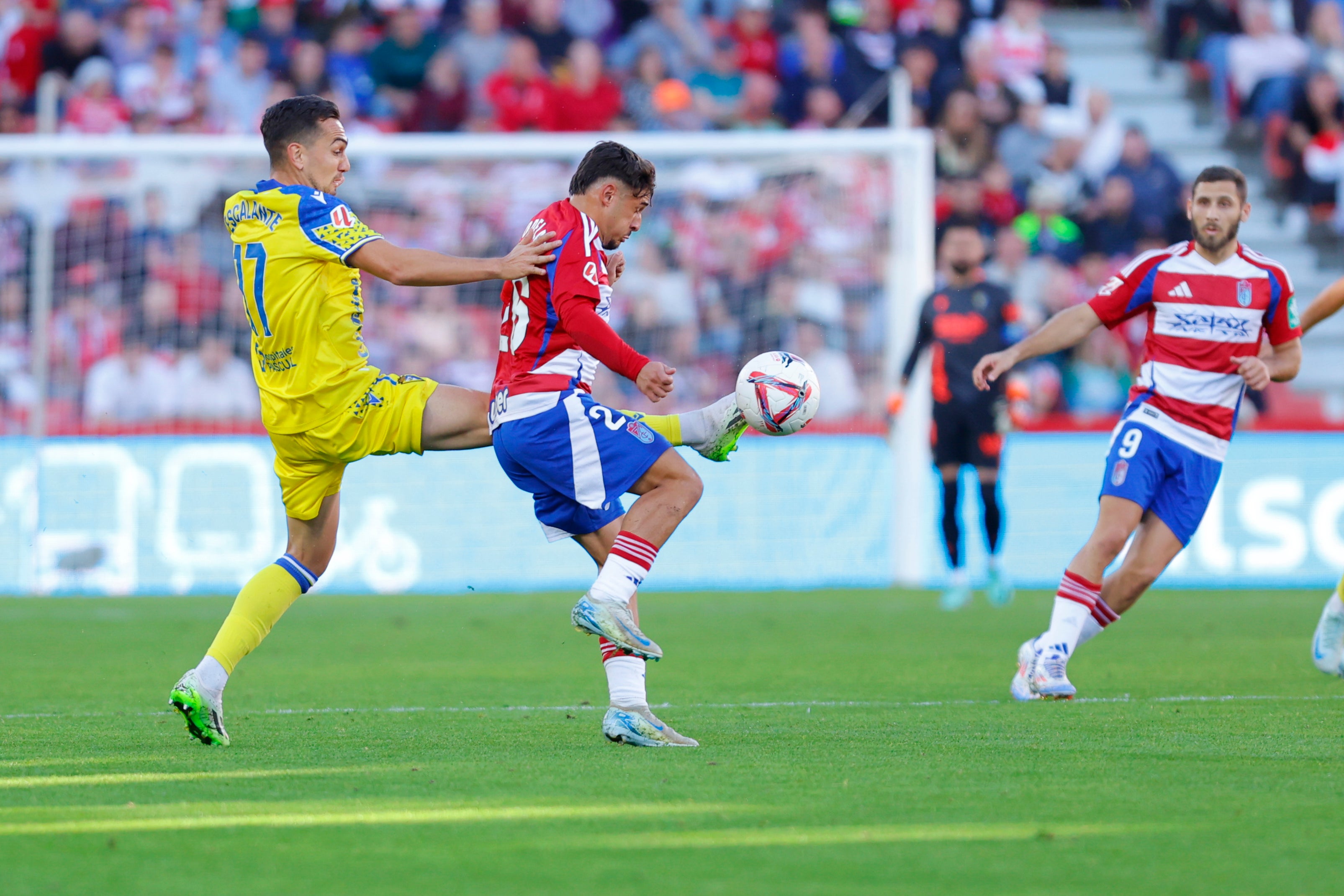 Fotos: El Cádiz no puede ganar en Granada, pero no pierde