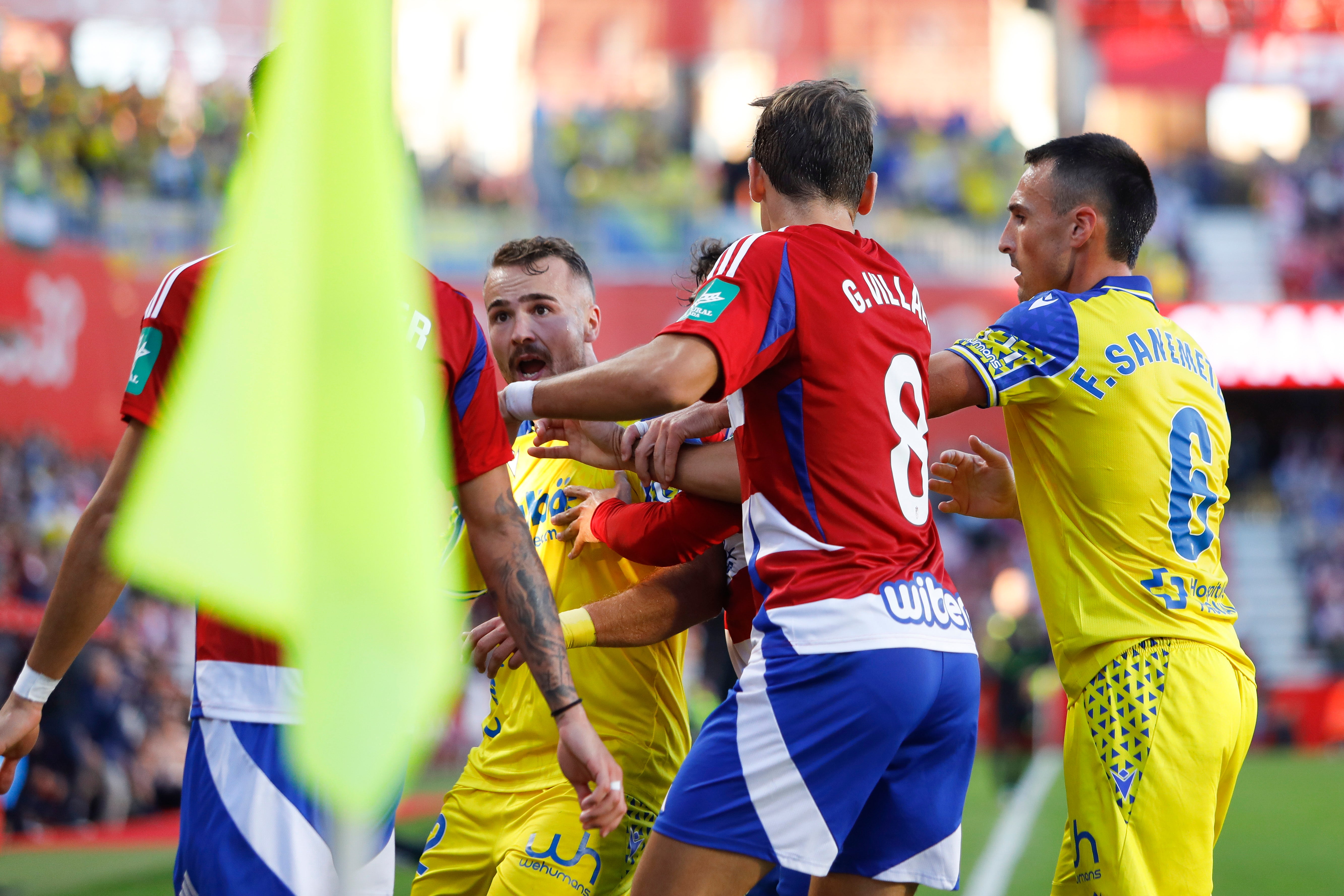 Fotos: El Cádiz no puede ganar en Granada, pero no pierde