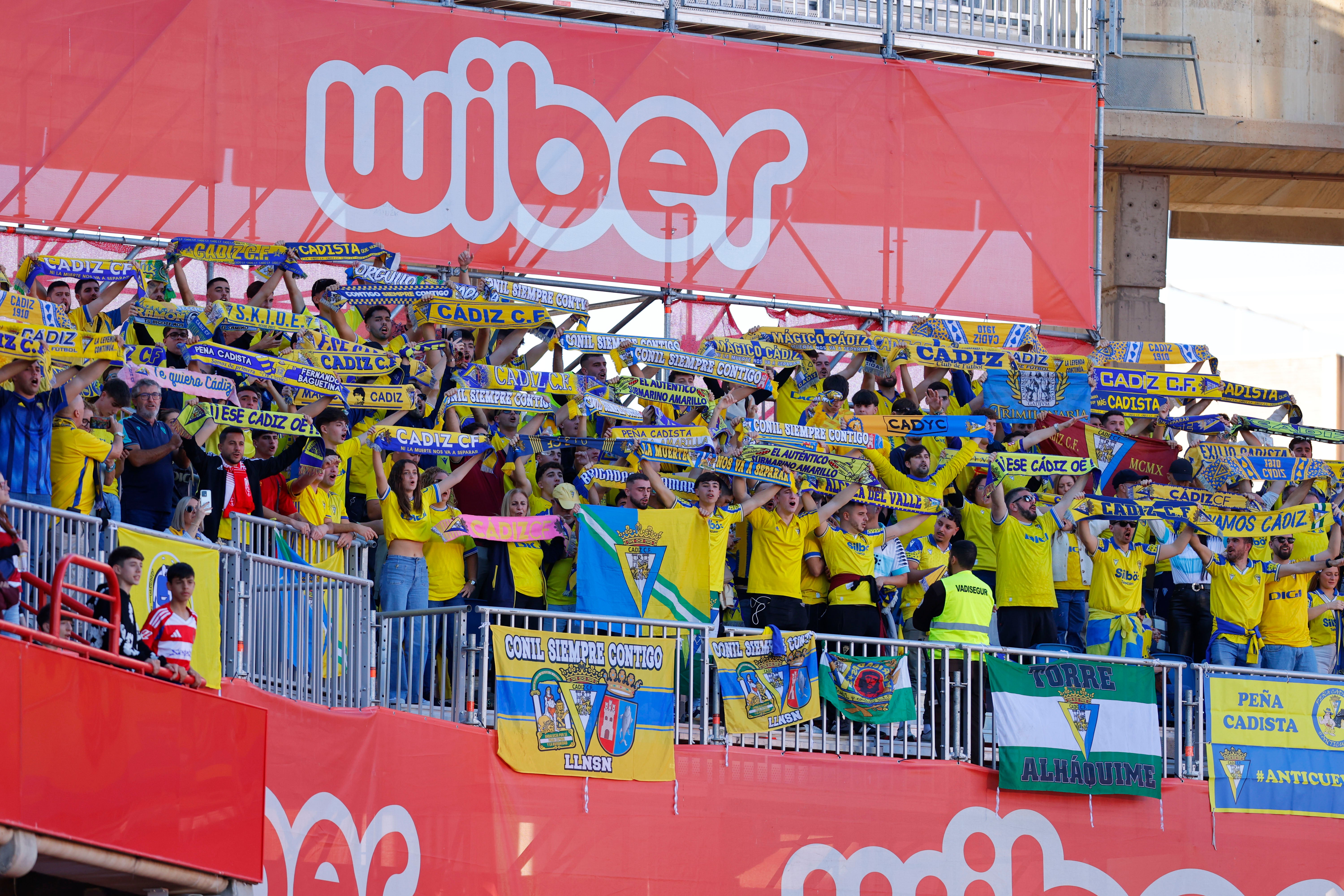 Fotos: El Cádiz no puede ganar en Granada, pero no pierde