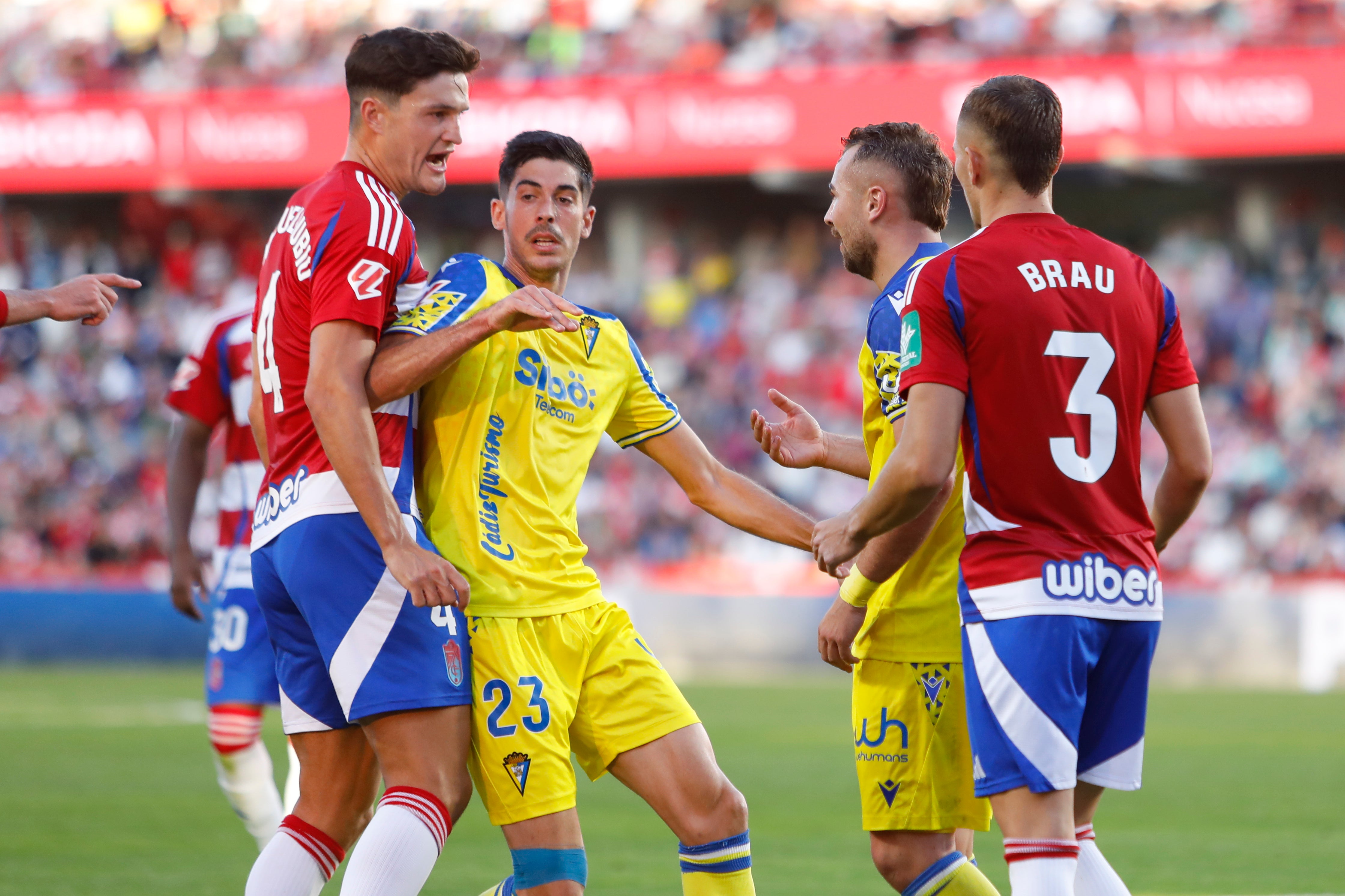 Fotos: El Cádiz no puede ganar en Granada, pero no pierde