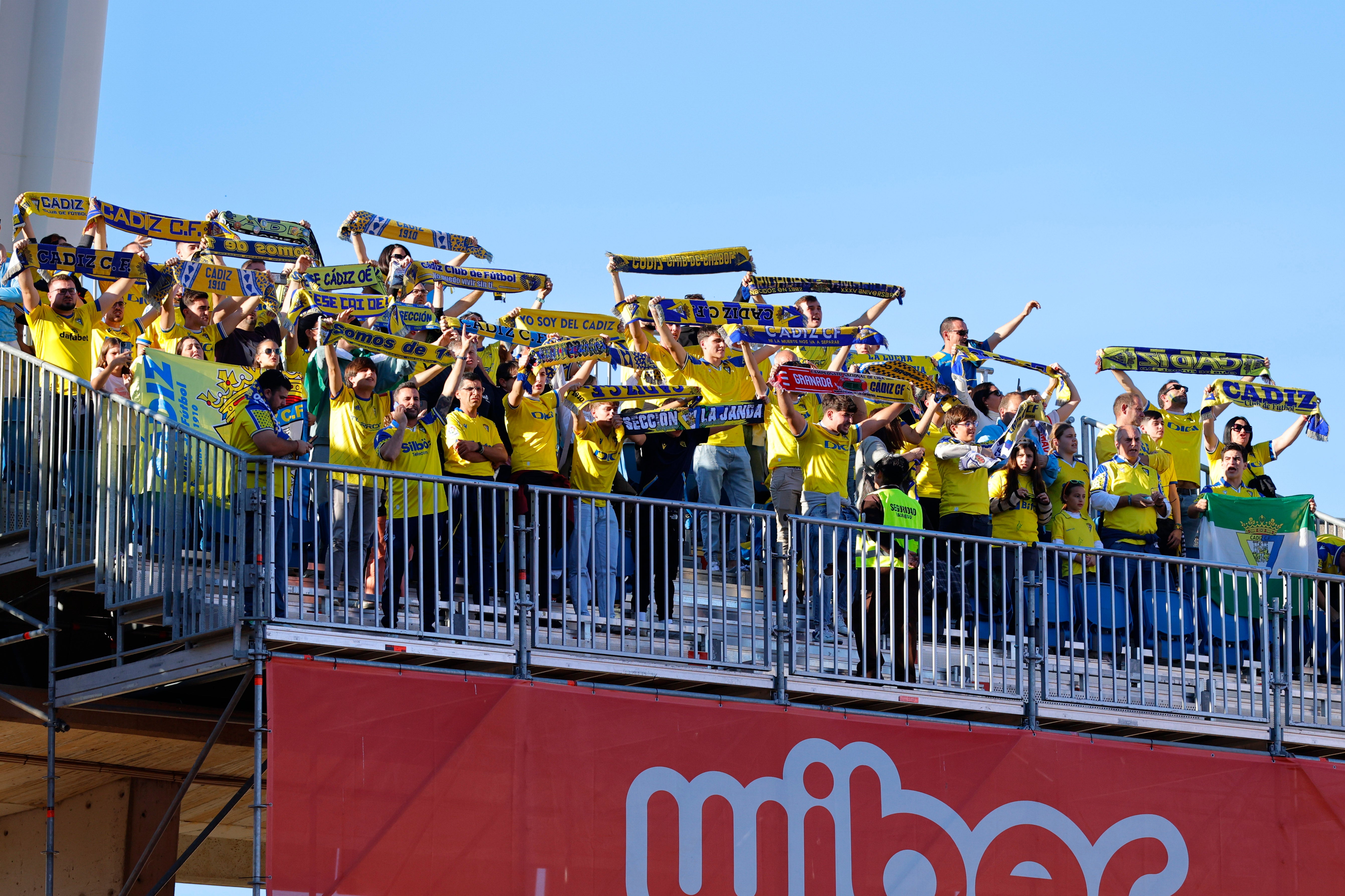 Fotos: El Cádiz no puede ganar en Granada, pero no pierde