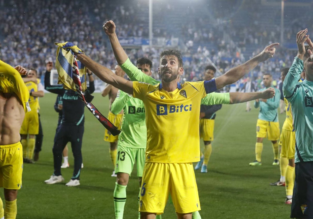 El capitán José Mari celebrando en Mendizorroza la permanencia del Cádiz CF en Primera.