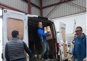 Palas, botas, muchos balones de fútbol y hasta fabes: la gran ayuda del excadista Oli con Valencia