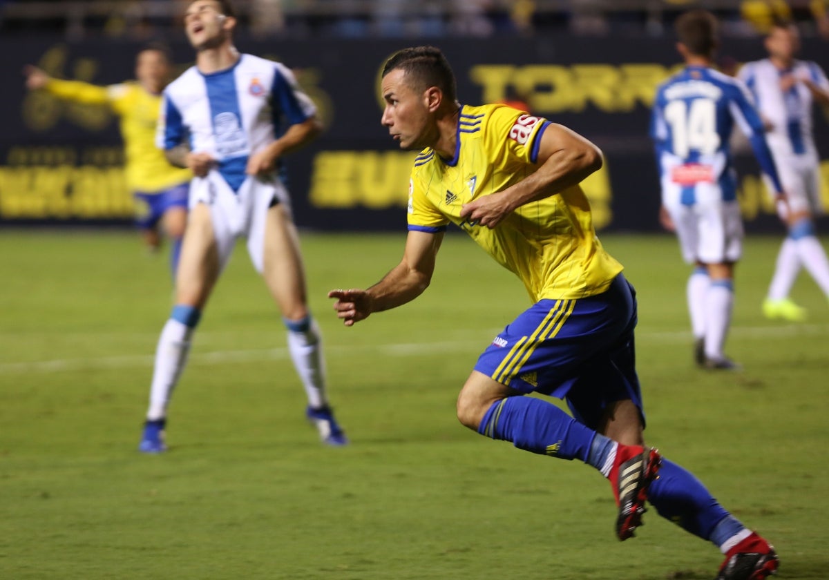 Karim Azamoum celebra el gol de la victoria del Cádiz CF ante el Espanyol.