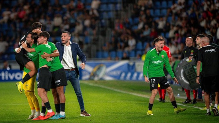 El Elche empató 'in extremis' en el Heliodoro Rodríguez López ante el Tenerife (1-1).