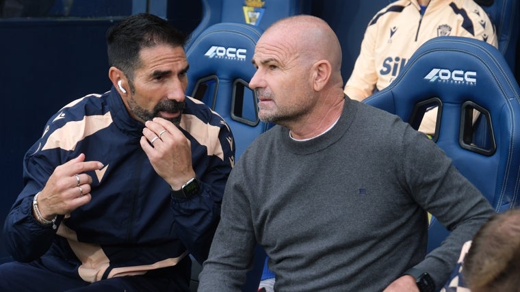 Paco López (d) junto a su hermano y segundo entrenador Toni López (i).