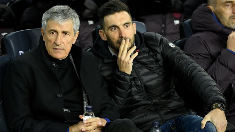 Eder Sarabia junto a Quique Setién.