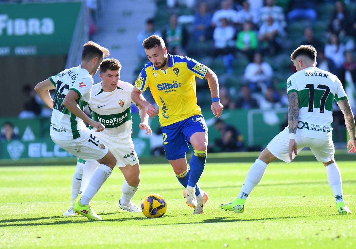 El Cádiz busca la victoria en Elche