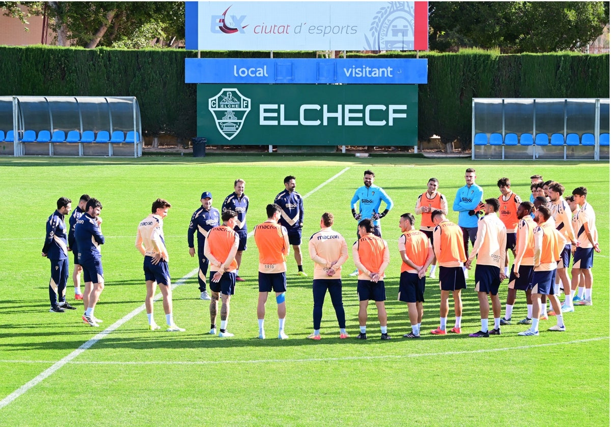 Paco López, en el centro del rondo, da una charla antes del entrenamiento que el equipo celebró en la ciudad deportiva del Elche.