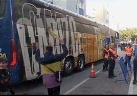 La llegada del autobús del Cádiz a Carranza