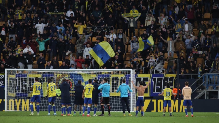 El Cádiz CF celebra con su afición su victoria ante el Albacete Balompié.