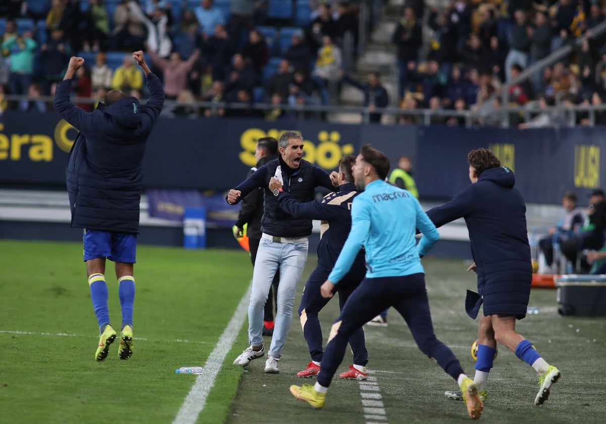 Gaizka Garitano celebra el gol de la victoria del Cádiz CF ante el Albacete, obra de Chris Ramos.