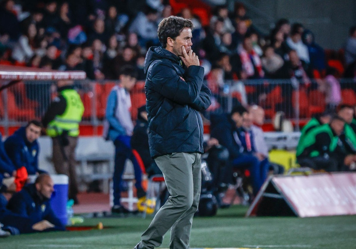 Rubi, pensativo, en el área técnica del UD Almería Stadium