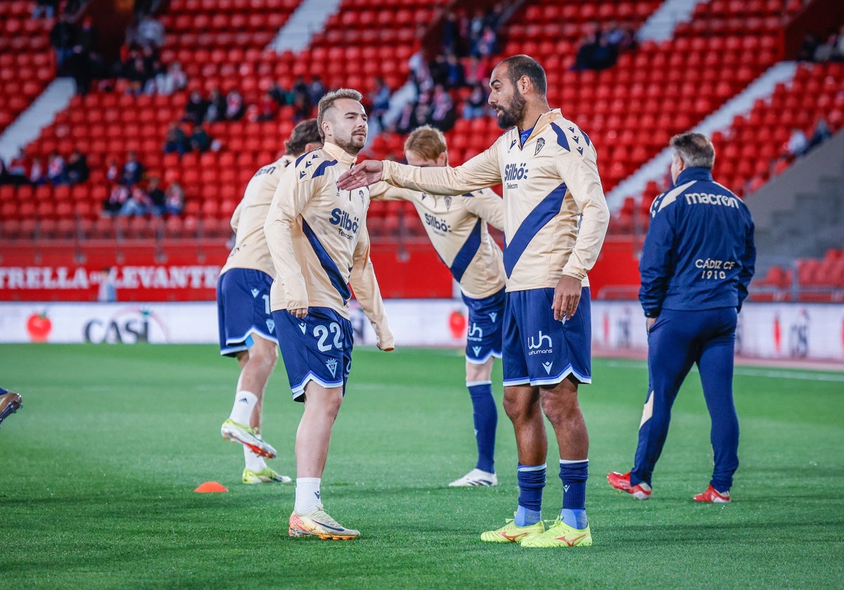 Fali habla con Ontiveros antes del derbi frente al Almería.