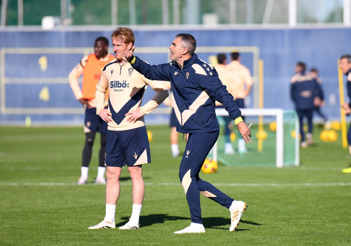 Gaizca Garitano, junto a Álex Fernández.