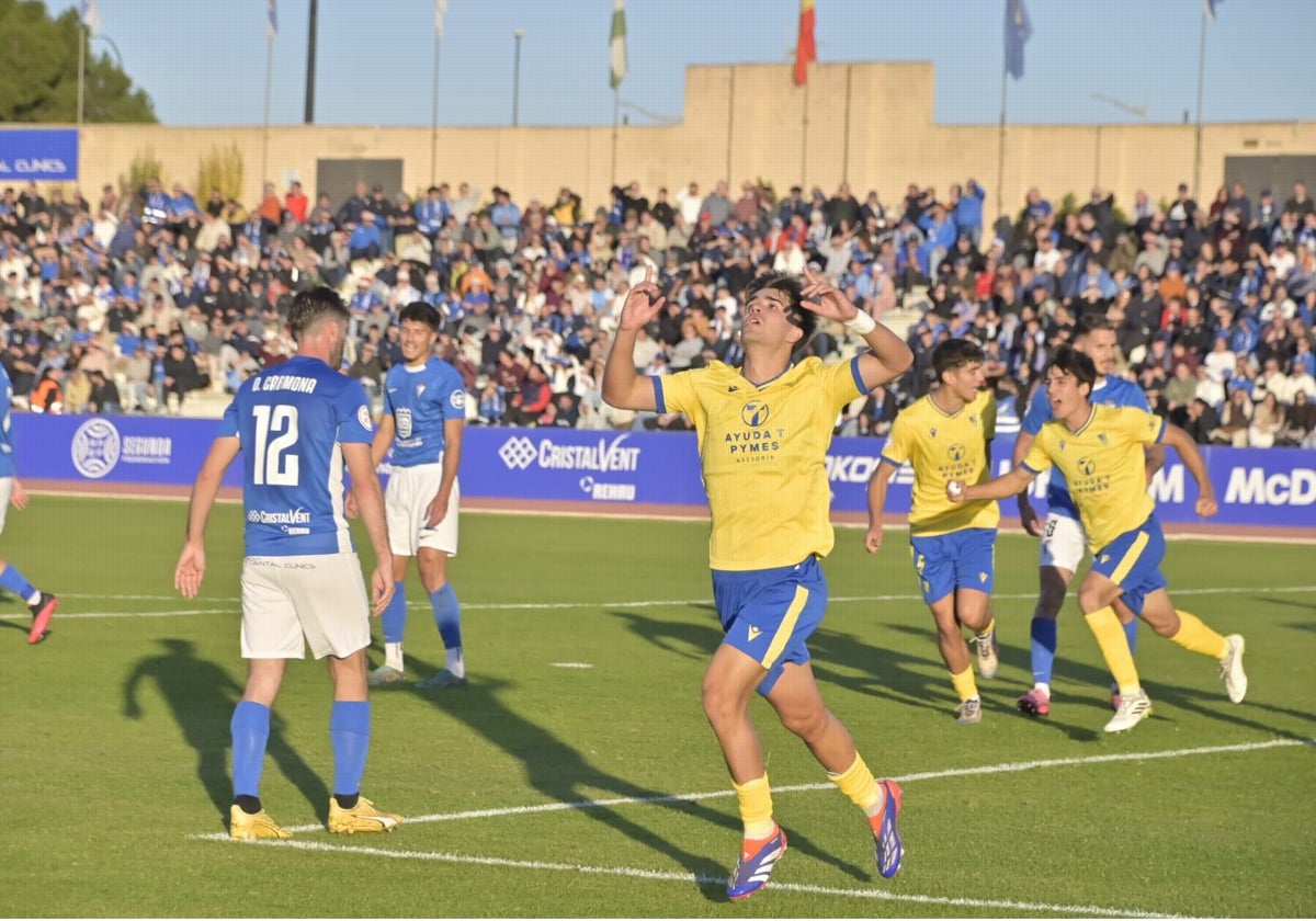 Nacho Vizcaíno celebra el tanto ante el San Fernando