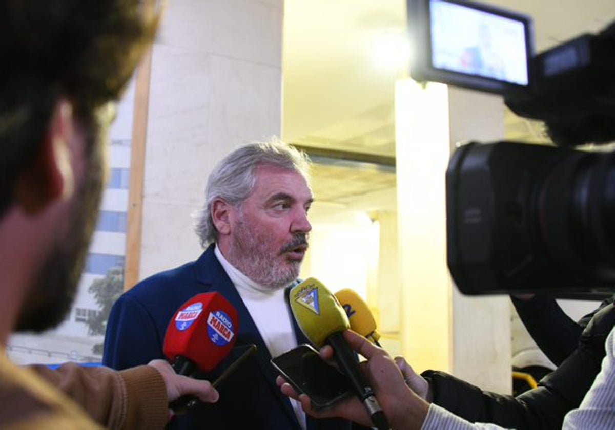 Manuel Vizcaíno, presidente del Cádiz CF, atiende a los medios de comunicación.