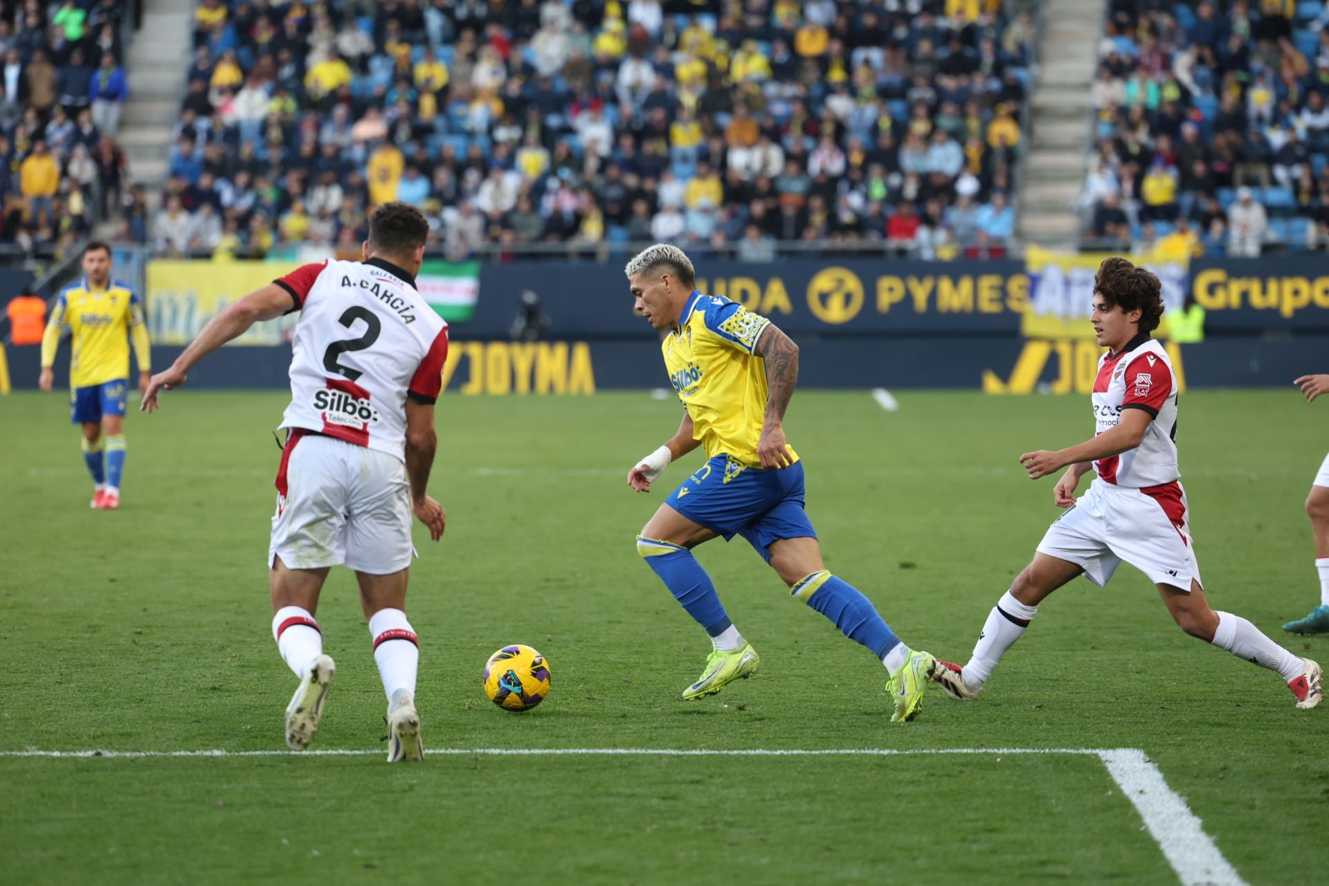 Fotos: las imágenes del Cádiz CF-Levante, un duelo de alta intensidad