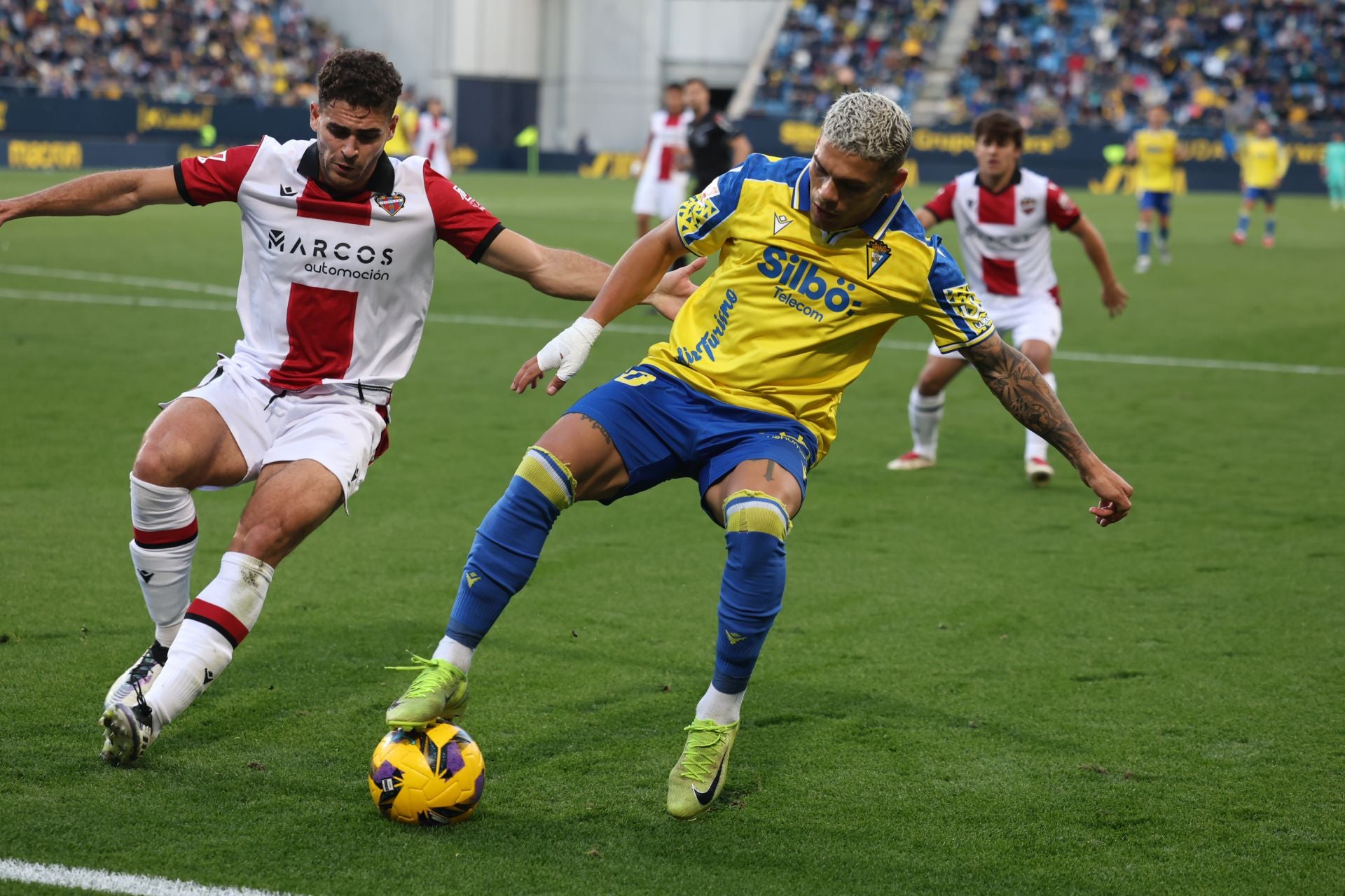 Fotos: las imágenes del Cádiz CF-Levante, un duelo de alta intensidad