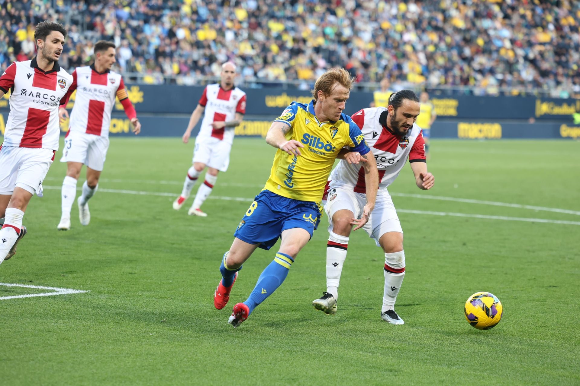 Fotos: las imágenes del Cádiz CF-Levante, un duelo de alta intensidad