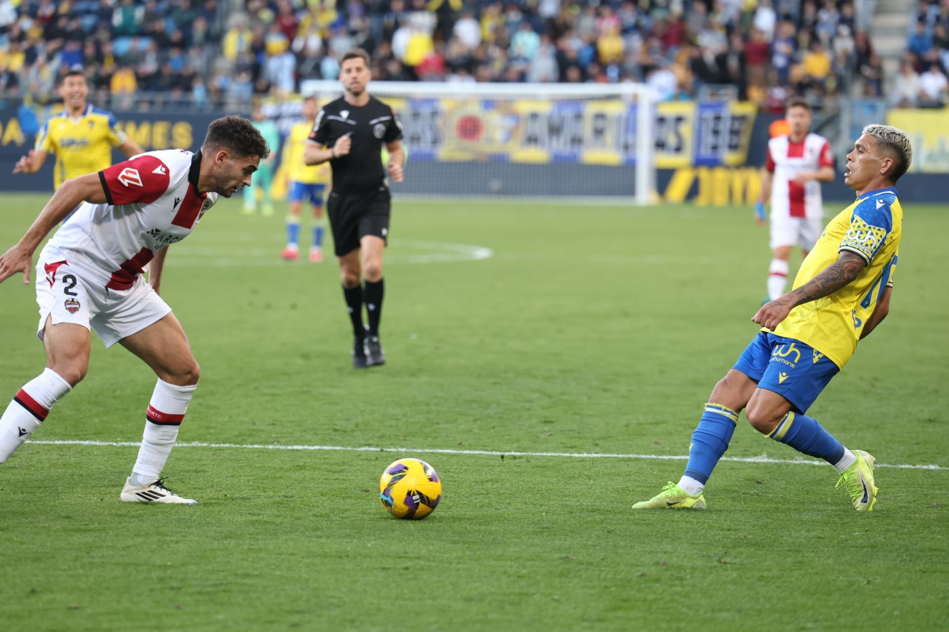 Fotos: las imágenes del Cádiz CF-Levante, un duelo de alta intensidad