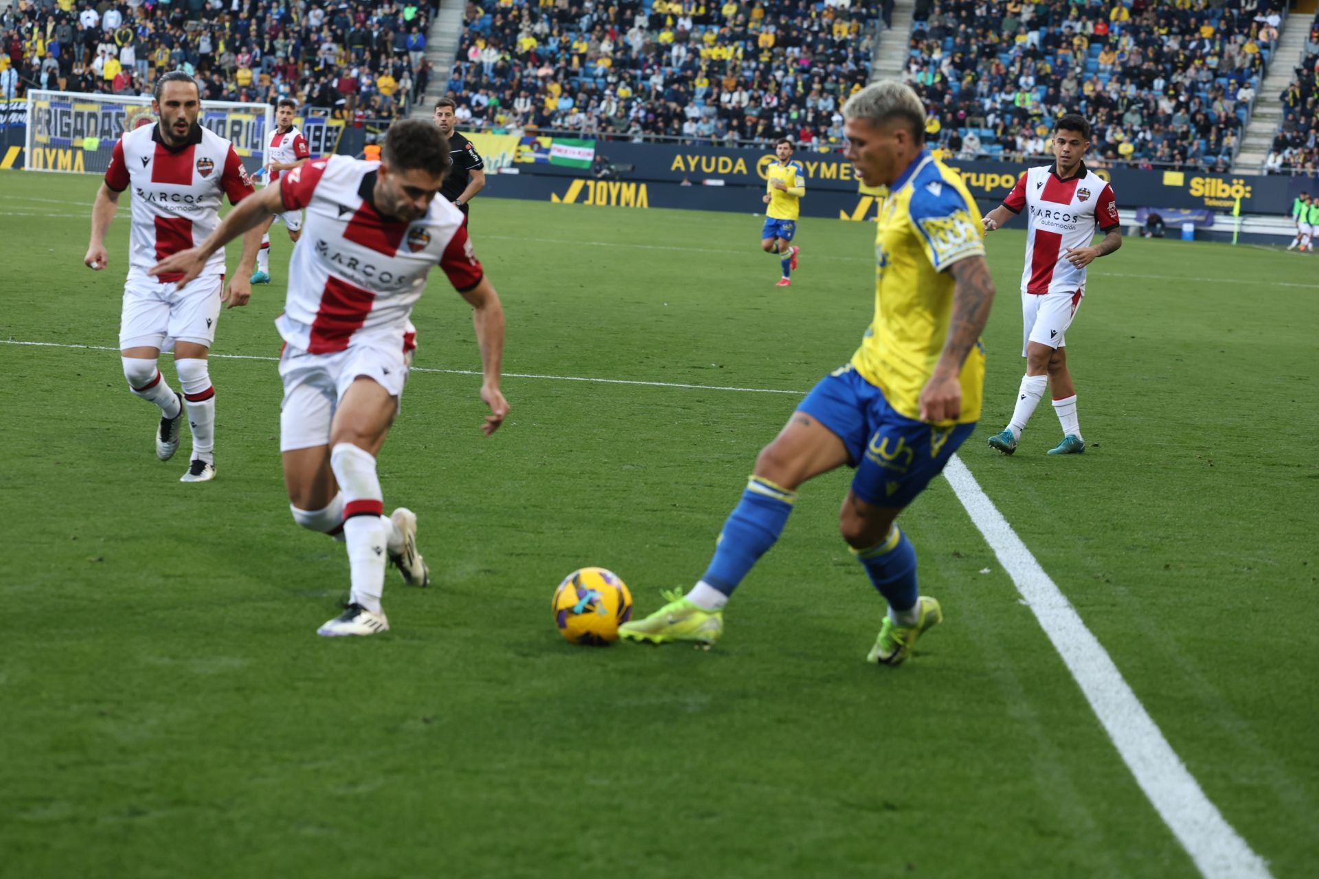 Fotos: las imágenes del Cádiz CF-Levante, un duelo de alta intensidad