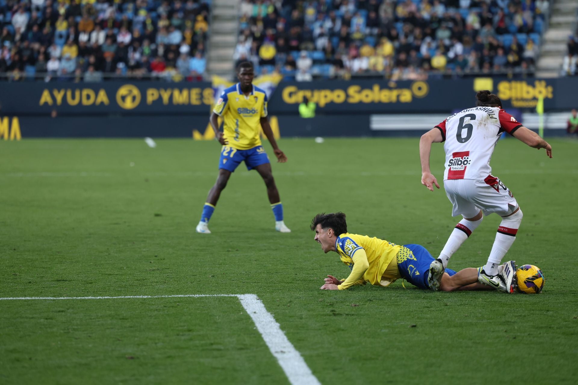 Fotos: las imágenes del Cádiz CF-Levante, un duelo de alta intensidad